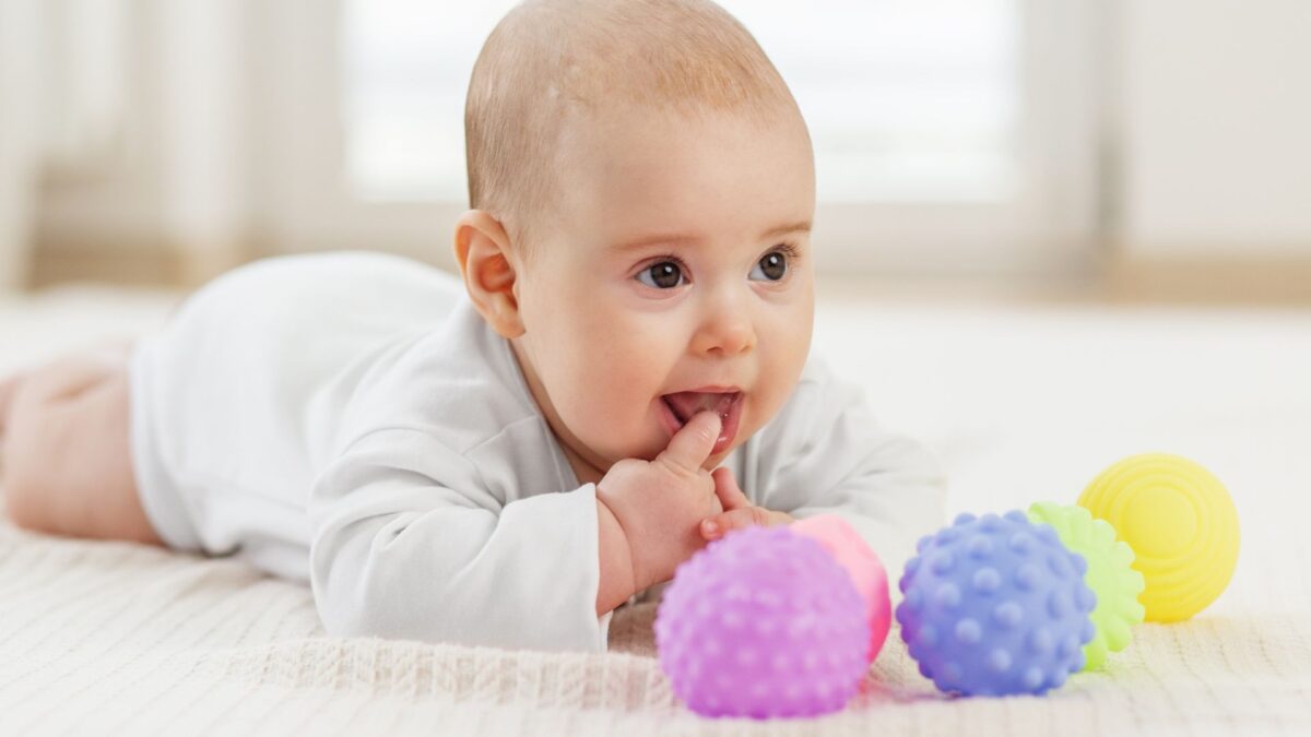 Baby met sensorische ballen