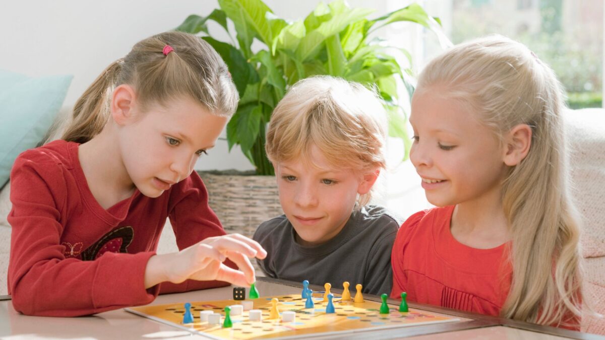 Kindjes van 6 jaar die spelletjes spelen