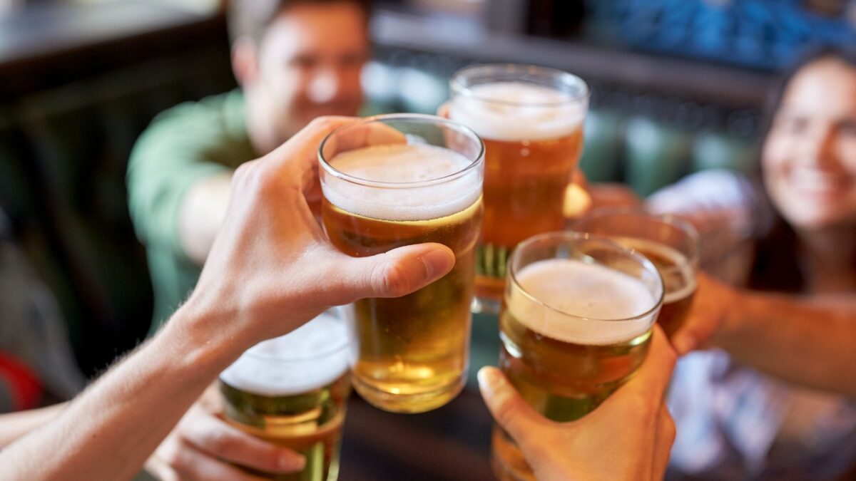 Vaders met bier vieren een dadchelor