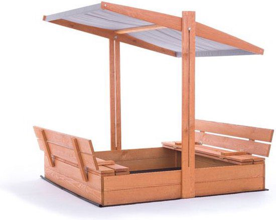 Zandbak met bankjes en zonneluifel