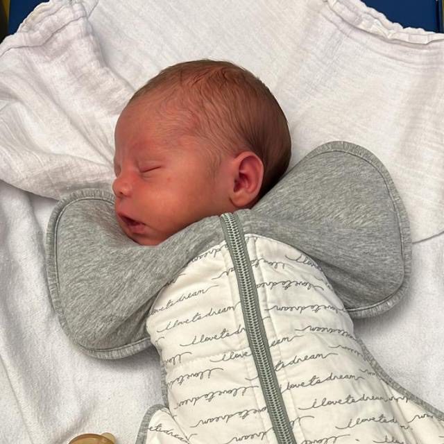 Newborn in de Love to Dream slaapzak met arms up