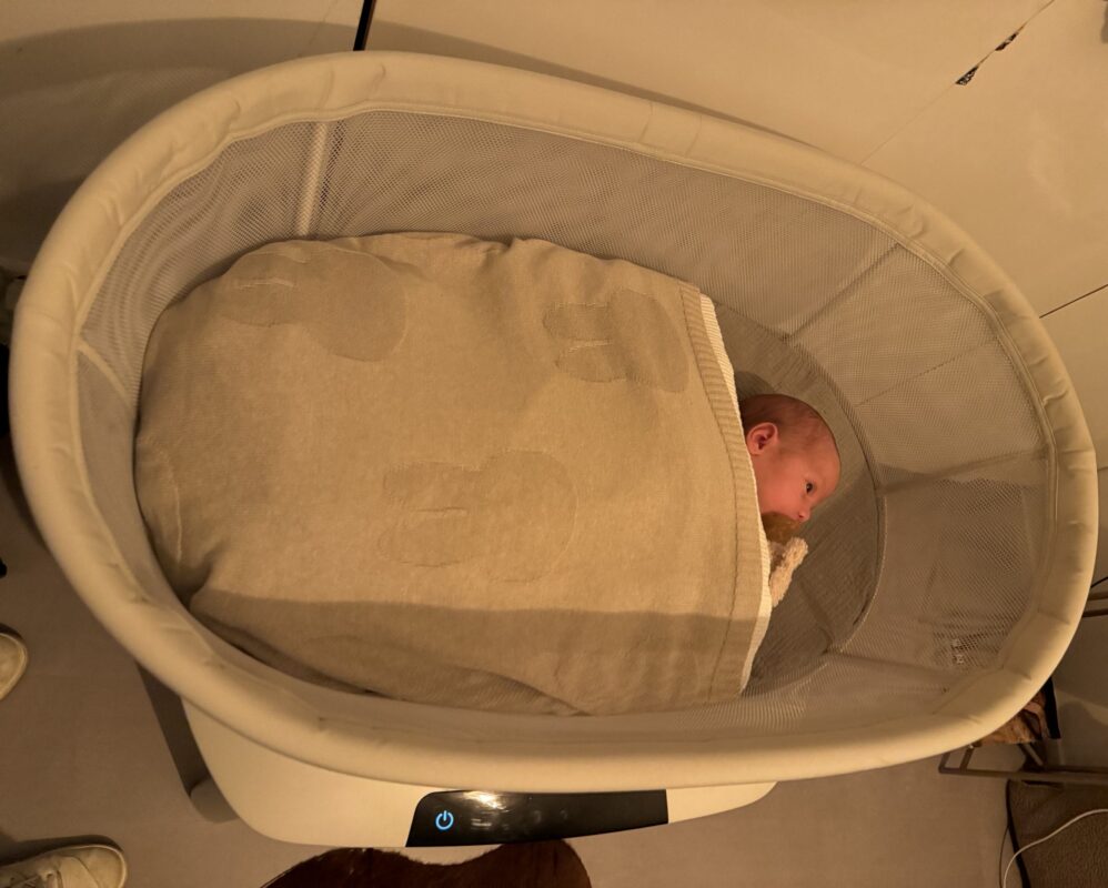 Baby in het bewegende newborn wiegje van 4Moms MamaRoo Sleep