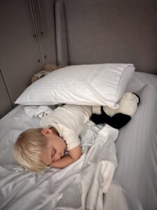 Peuterbed op vakantie met bedbumper opblaasbaar