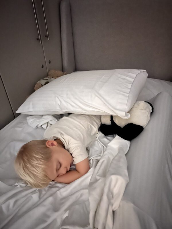 Peuterbed op vakantie met bedbumper opblaasbaar