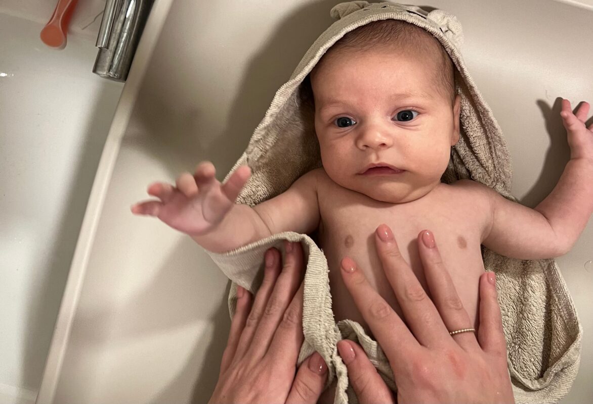 Newborn baby op Leander matty