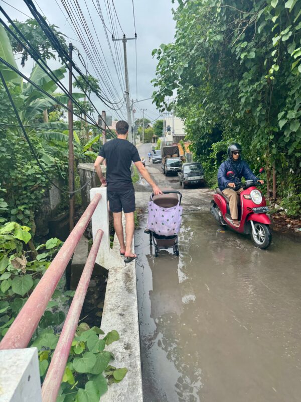 Joolz Aer2 buggy door het water op Bali