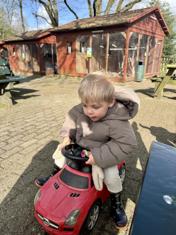Peuter bij kinderboerderij de hertenkamp in Hilversum 