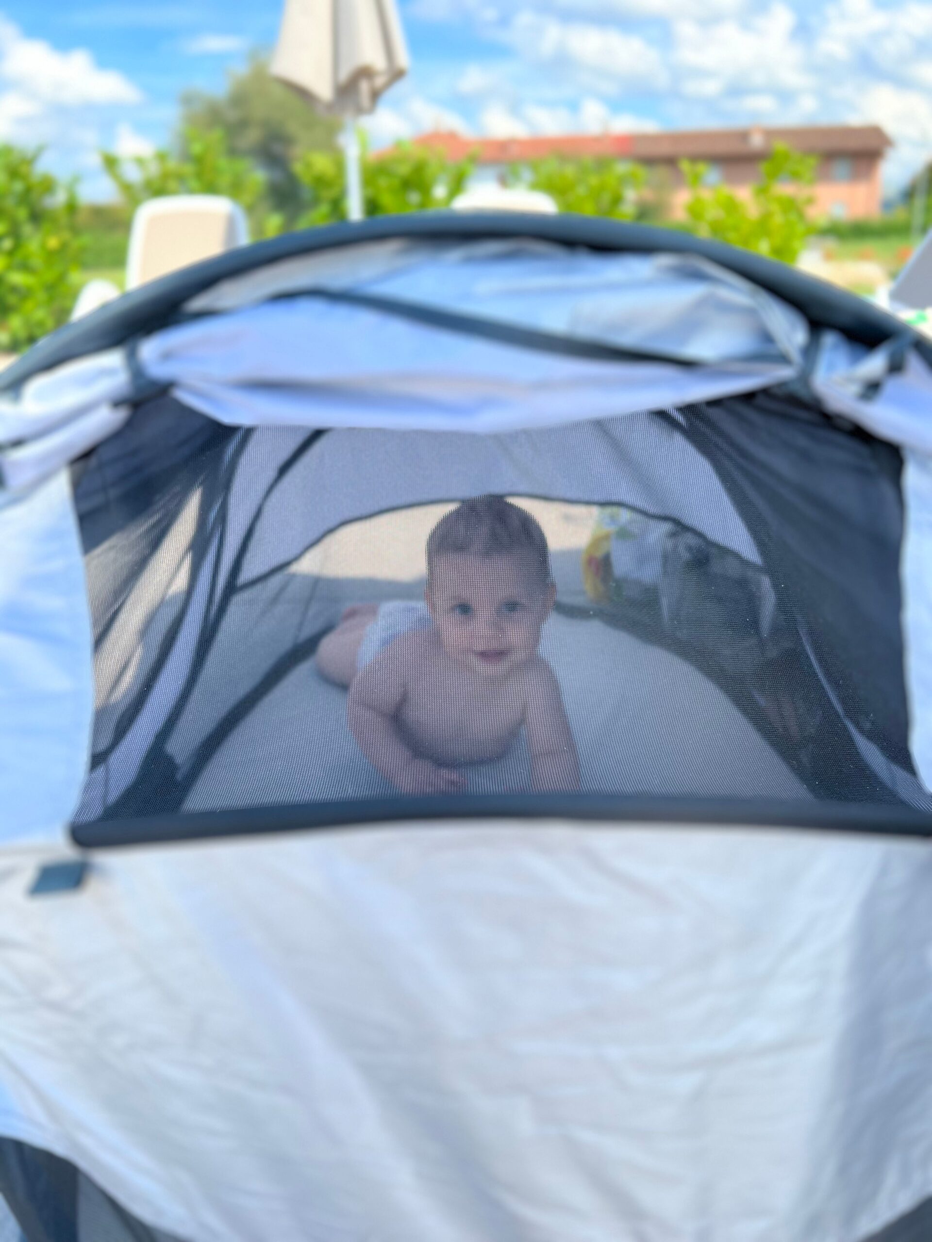 Baby buiten in het Deryan tentbedje