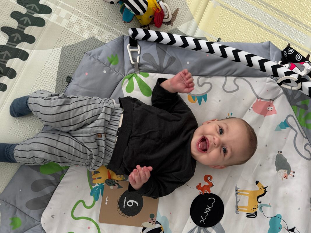 Lewis met baby speelgoed Freddy vuurvlieg en babygym