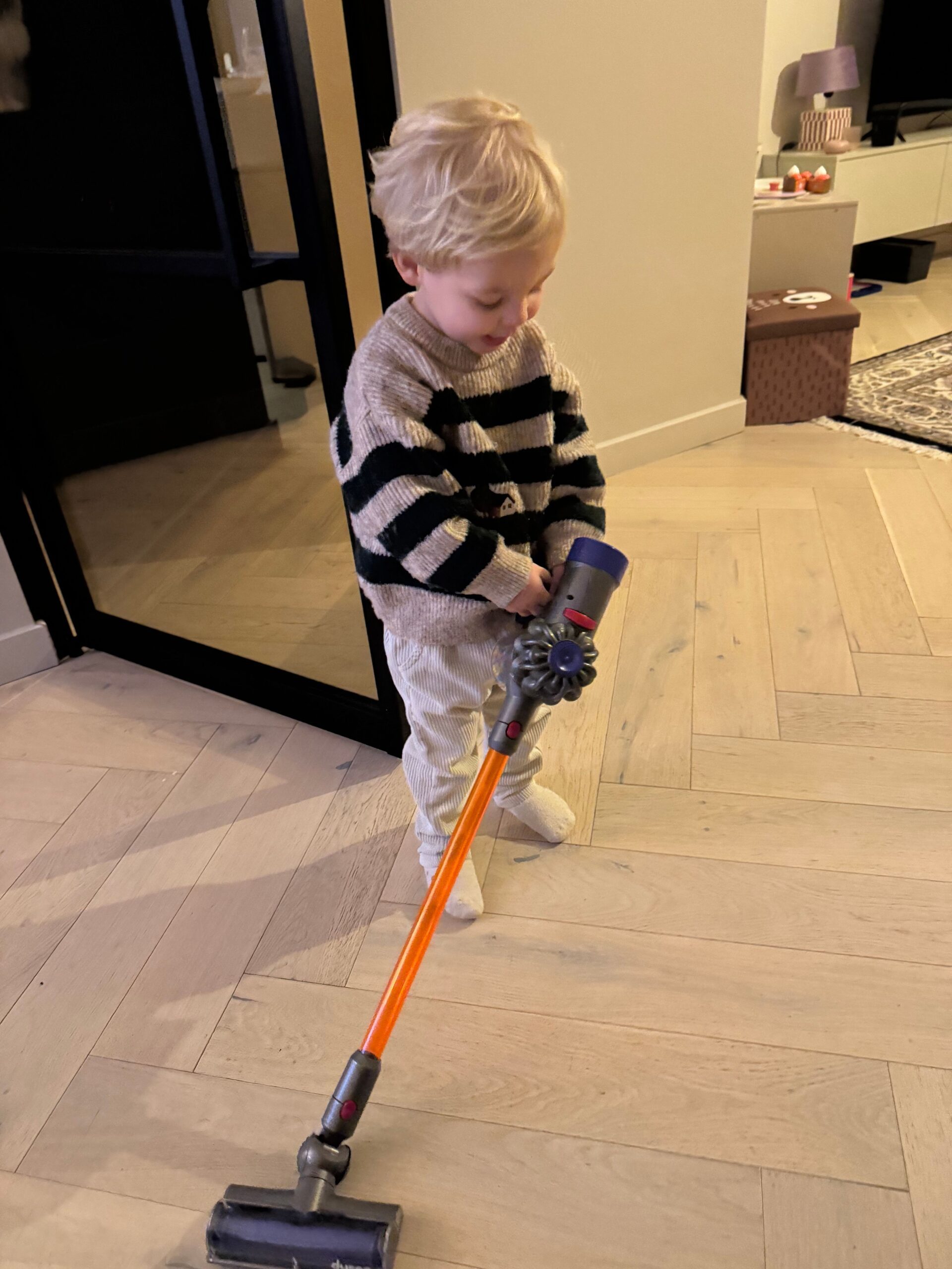 Lewis met de Casdon Dyson Kinderstofzuiger in actie