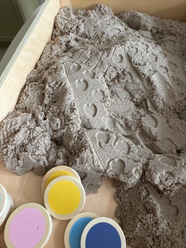 Kinetisch zand in opbergbox Petit Amelie met hartjes structuur