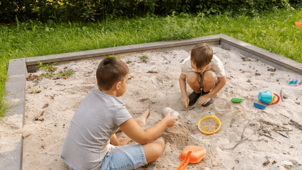 Twee kindjes spelen in de zandbak