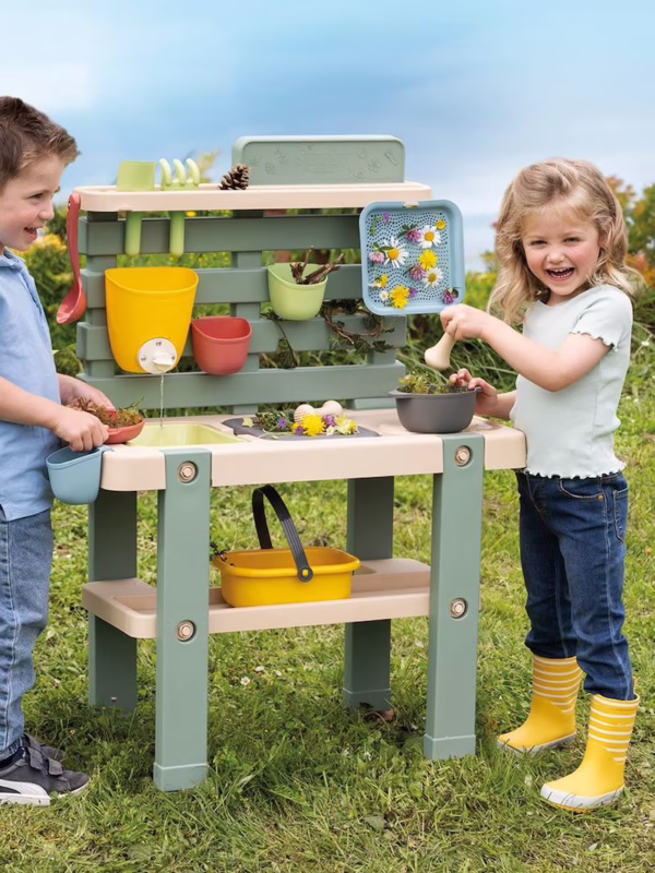 Smoby modderkeuken met twee spelende kindjes